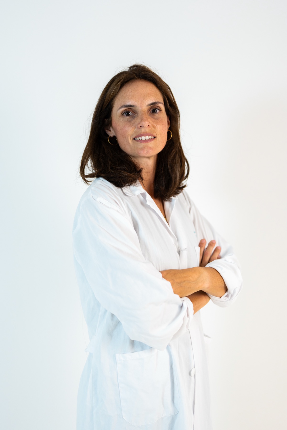 Retrato de la Dra. Carmen Álvarez con bata blanca